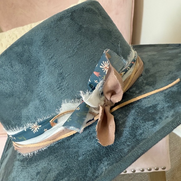 Elegant Blue Suede Women's Hat - Picture 5 of 6